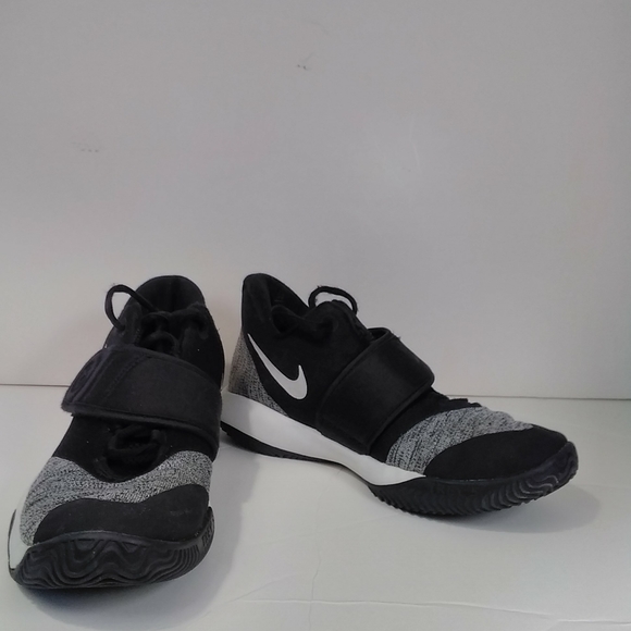 nike big kid velcro shoes